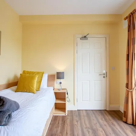 27 - Spacious Duplex In - Sleeps 5 - Parking 別荘