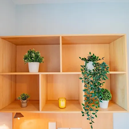 27 - Spacious Duplex In - Sleeps 5 - Parking