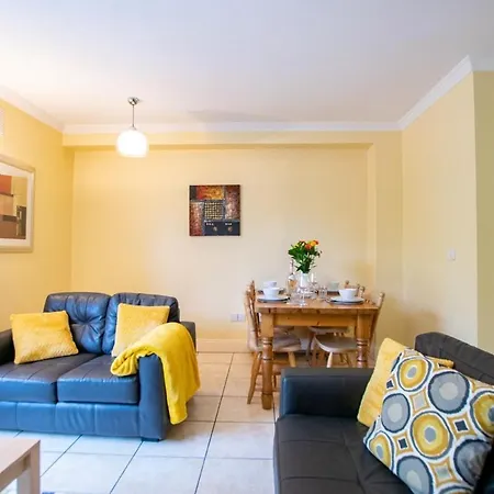 27 - Spacious Duplex In - Sleeps 5 - Parking