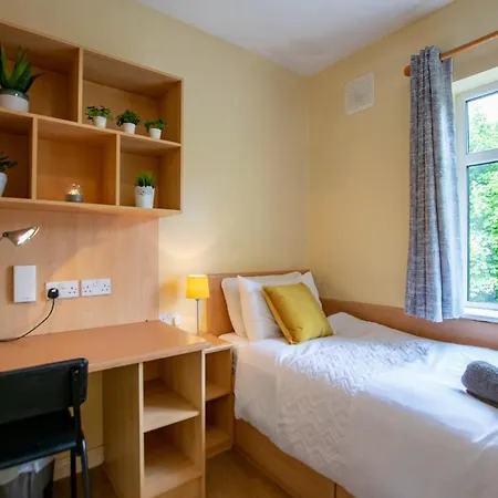 27 - Spacious Duplex In * Galway