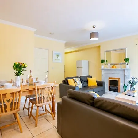 27 - Spacious Duplex In - Sleeps 5 - Parking *