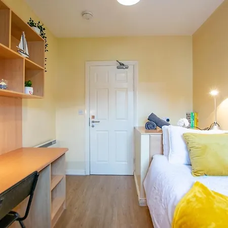 27 - Spacious Duplex In - Sleeps 5 - Parking Feriehus